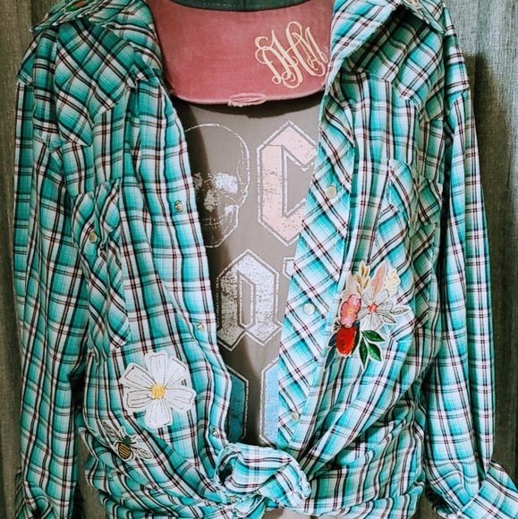 Western plaid shirt with adorable patches - Picture 2 of 4